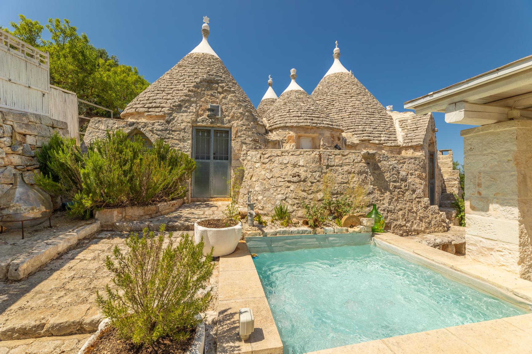 villa-trullo-bianco