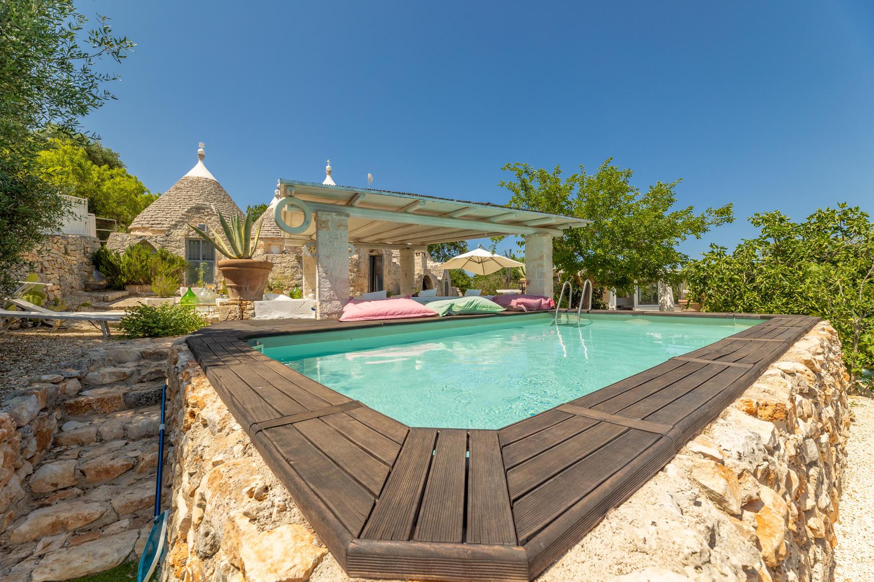 villa-trullo-bianco