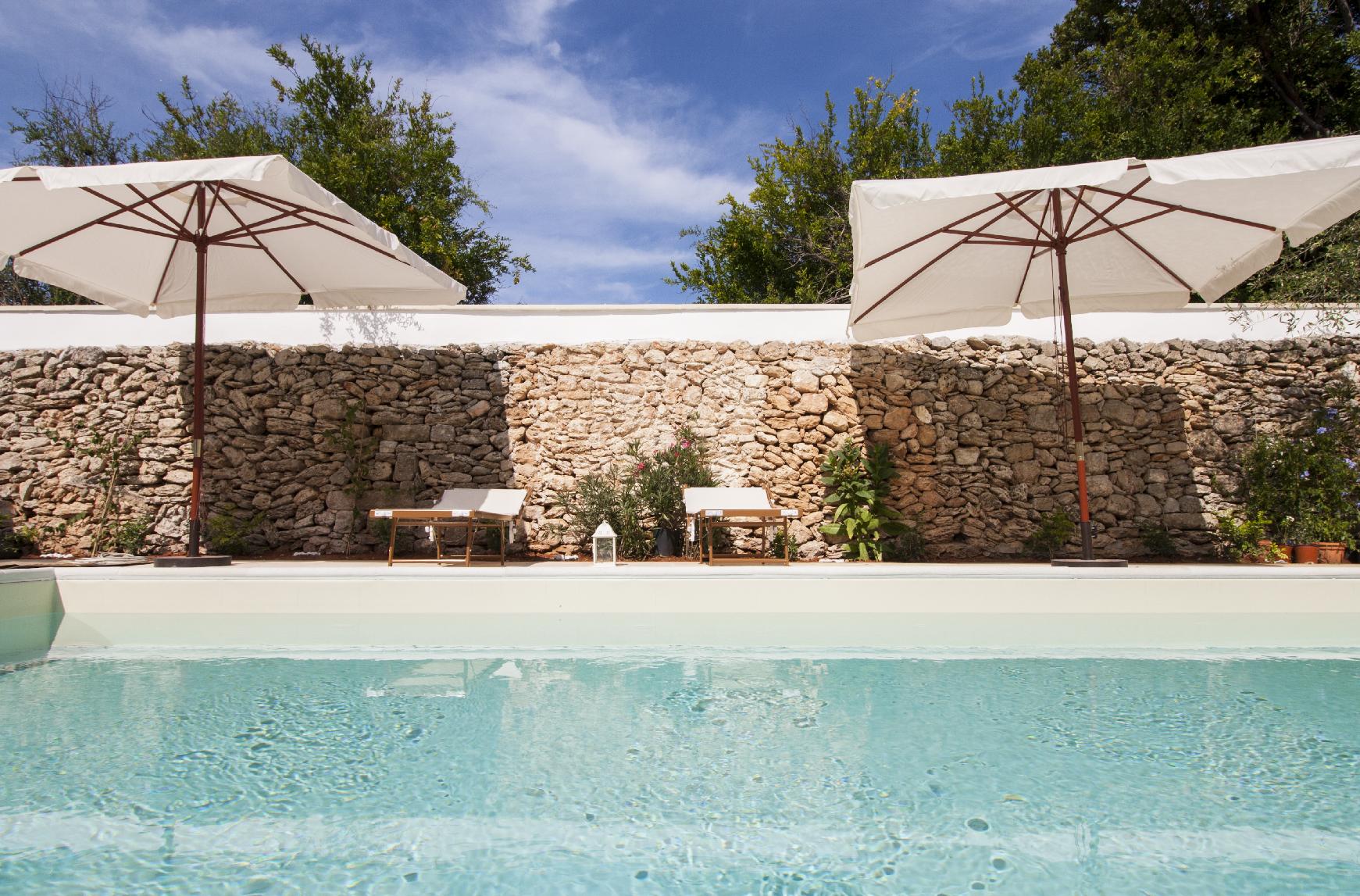 luxury-courtyard-pool